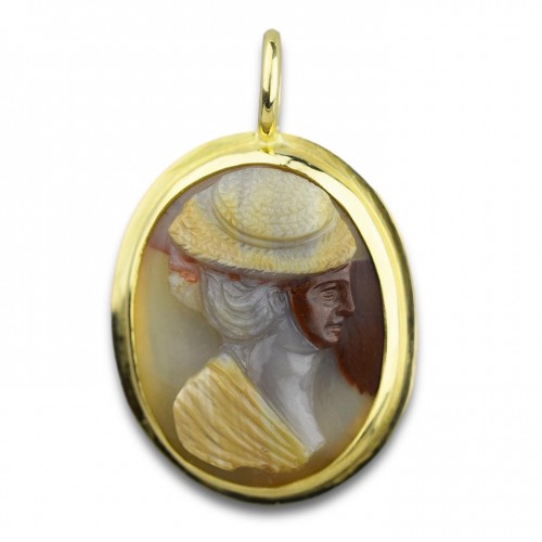 Pendentif en or avec un camée inhabituel d'une femme. Français, fin du XVIIIe siècle. - Bijouterie, Joaillerie Style 