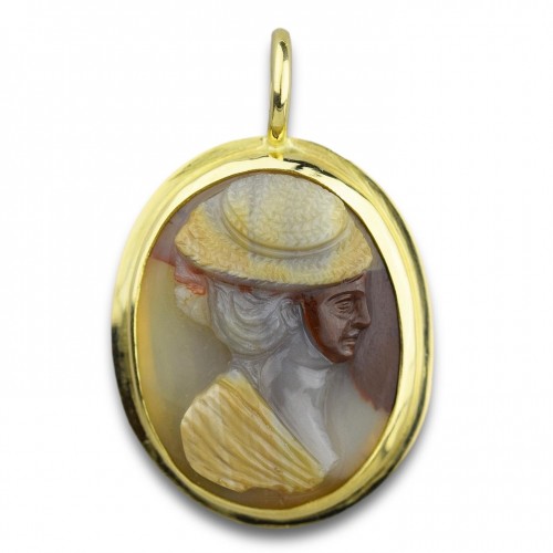XVIIIe siècle - Pendentif en or avec un camée inhabituel d'une femme. Français, fin du XVIIIe siècle.