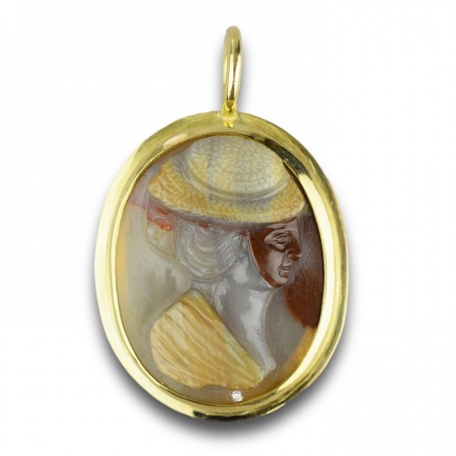  - Pendentif en or avec un camée inhabituel d'une femme. Français, fin du XVIIIe siècle.