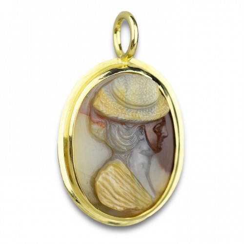 Antiquités - Pendentif en or avec un camée inhabituel d'une femme. Français, fin du XVIIIe siècle.