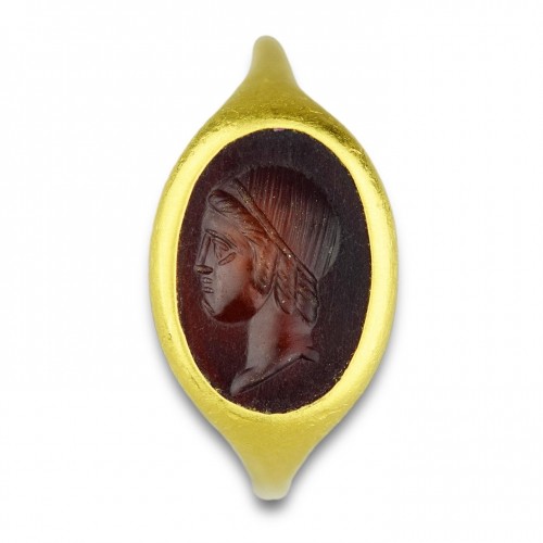 Bague en or avec une belle intaille hellénistique en sardoine d'un jeune, IIIe - IIe - Bijouterie, Joaillerie Style 