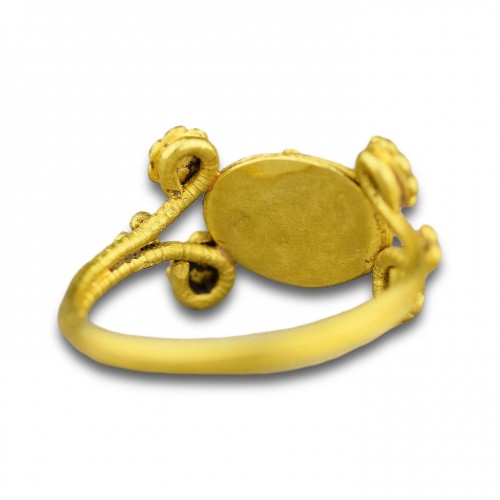 Antiquités - Bague en or avec une intaille en agate d'une mouche
