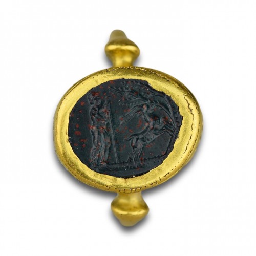 Bague en or ancienne sertie d'une intaille en pierre de sang 1er siècle - Matthew Holder