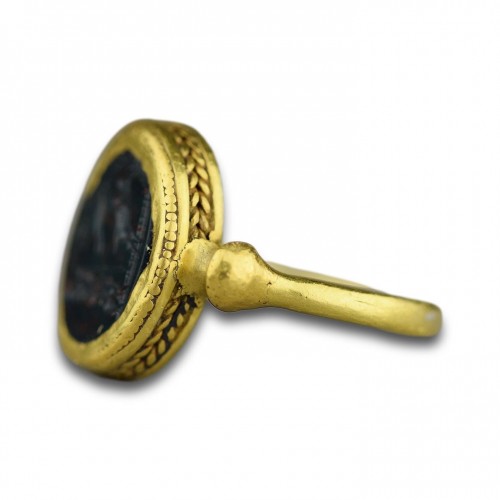 Bague en or ancienne sertie d'une intaille en pierre de sang 1er siècle - 