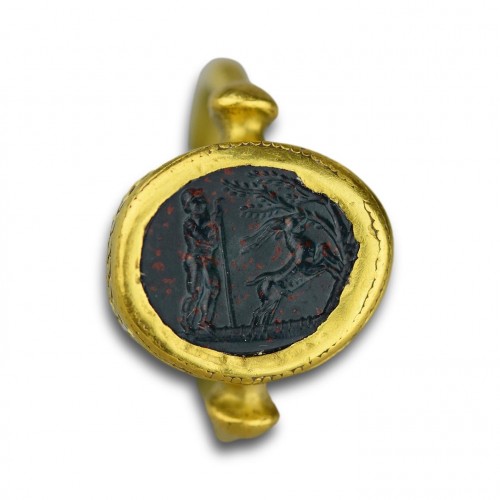 Antiquités - Bague en or ancienne sertie d'une intaille en pierre de sang 1er siècle