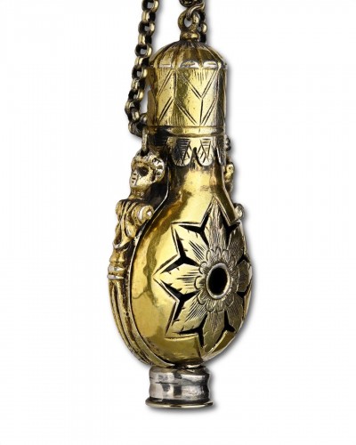 XVIIe siècle - Flacon à parfum vinaigrette en vermeil en forme de flacon de pèlerin