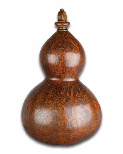XVIIIe siècle - Flasque de pèlerins en gourde richement patinée et gravée XVIIIe siècle