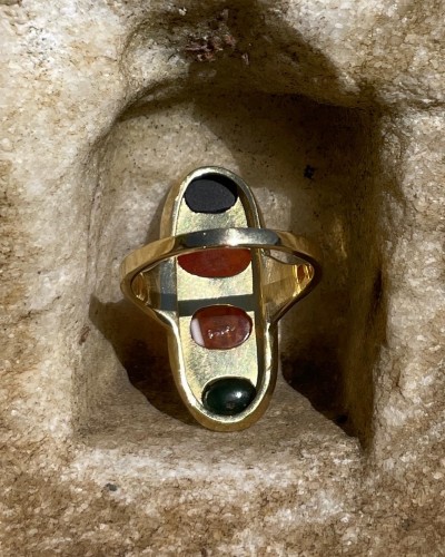 Antiquités - Bague en or sertie de quatre intailles en pierre dure Antique et Renaissance