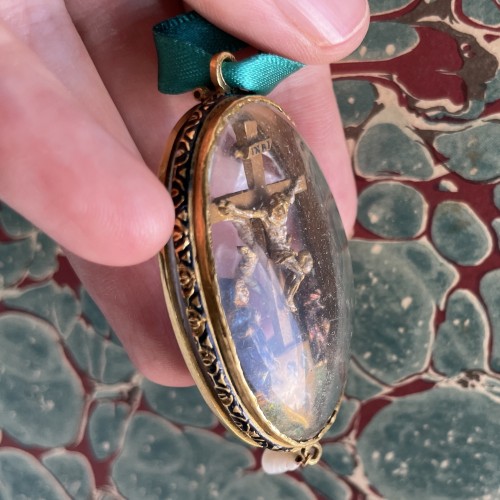 Antiquités - Pendentif Renaissance en cristal de roche, or et émail serti de la crucifixion