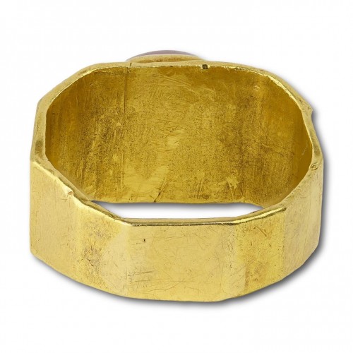 Antiquités - Bague en or avec une intaille en cornaline de Zeus-Serapis