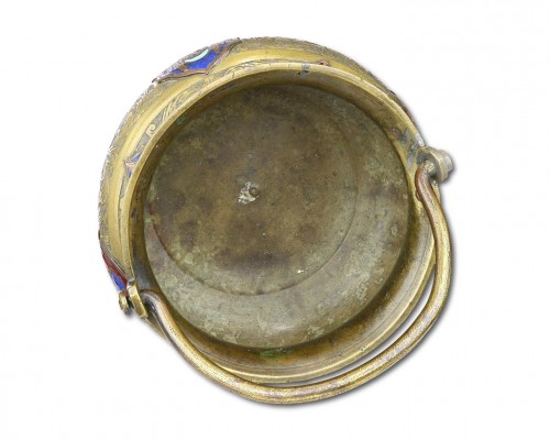  - Seau à eau bénite en bronze à plaques émaillées, XVIIe/XVIIIe siècle