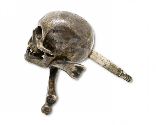 XVIIe siècle - Crâne et os croisés en argent finement modelés