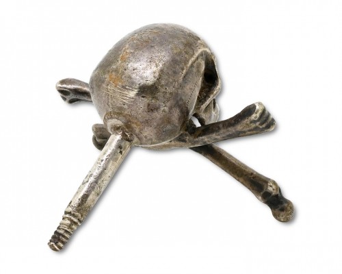 Antiquités - Crâne et os croisés en argent finement modelés