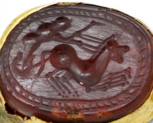 Scarabée étrusque en cornaline représentant un conducteur de char monté sur or - Archéologie Style 