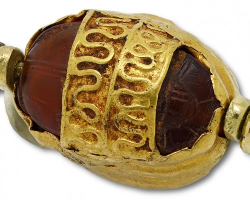 Archéologie  - Scarabée étrusque en cornaline représentant un conducteur de char monté sur or