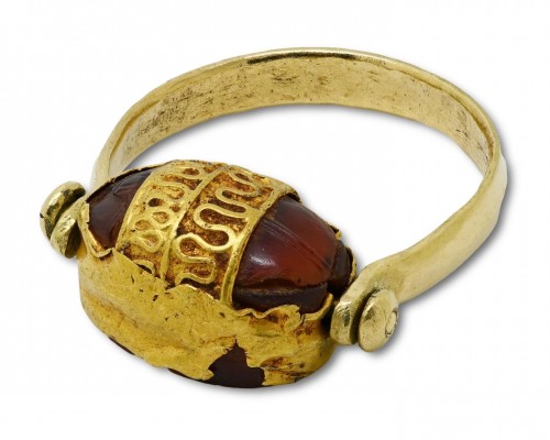Antiquités - Scarabée étrusque en cornaline représentant un conducteur de char monté sur or