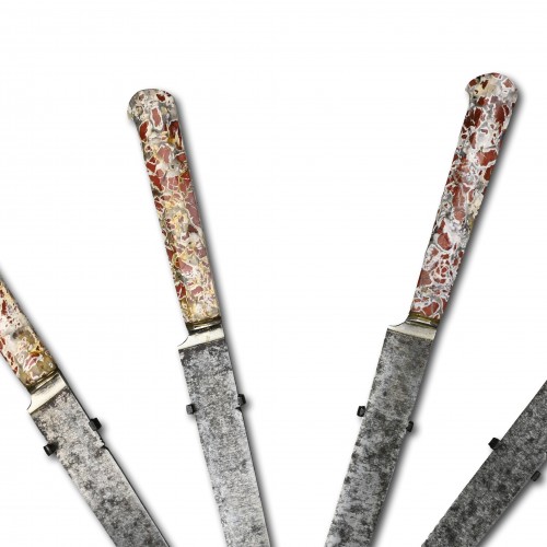 Antiquités - Quatre couteaux Renaissance à manches en jaspe