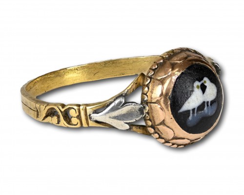 Antiquités - Bague en or avec un bijou en verre avec une paire de colombes en bec. Français, XVIII