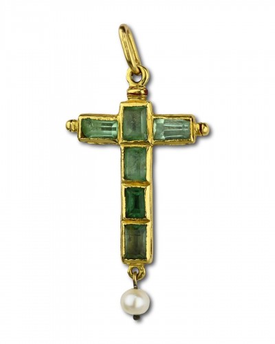  - Pendentif croix en or et émail avec émeraudes taillées en table