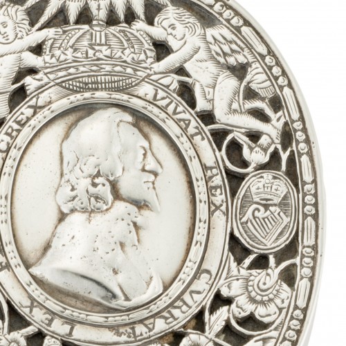 Boîte à tabac en argent commémorant le roi martyr Charles Ier (c.1600-1649). - Objets de Vitrine Style 