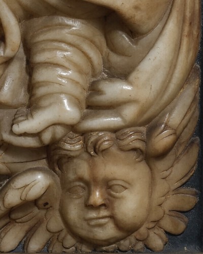 Antiquités - Relief en albâtre de la Vierge à l'enfant avec des anges, Espagne XVIe siècle