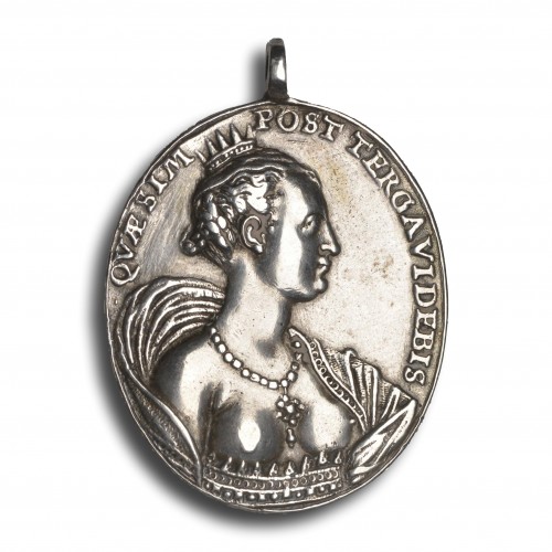 Argenterie et Arts de la table  - Médaille vanité en argent avec un squelette et un buste de femme, Allemagne XVIIe siè