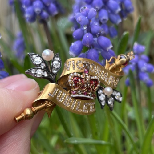 Broche en or commémorant le jubilé de la reine Victoria, fin du 19e siècle - 