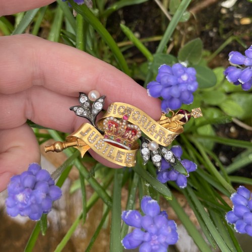Antiquités - Broche en or commémorant le jubilé de la reine Victoria, fin du 19e siècle