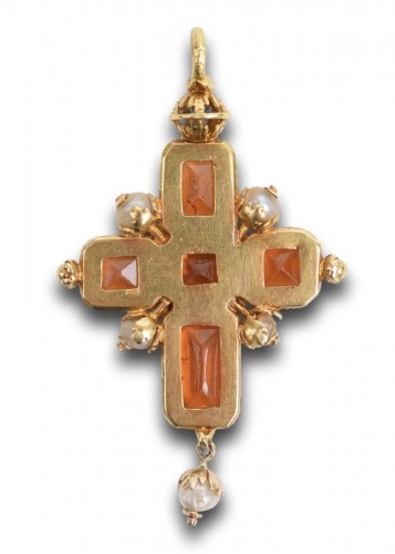 Pendentif croix en or, grenat hessonite et perle, XVIe siècle - Bijouterie, Joaillerie Style 