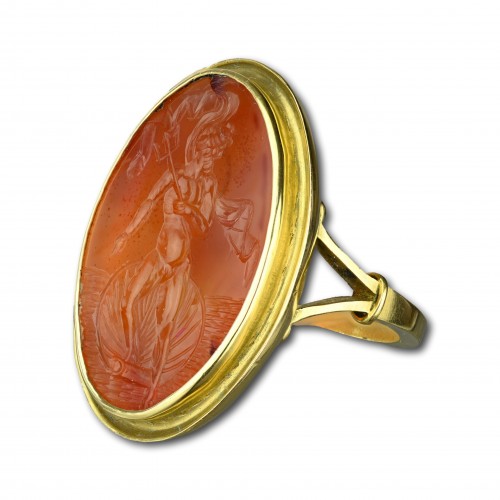 Antiquités - Bague en or avec une intaille en cornaline de Neptune, Italie début du XIXe siècle.
