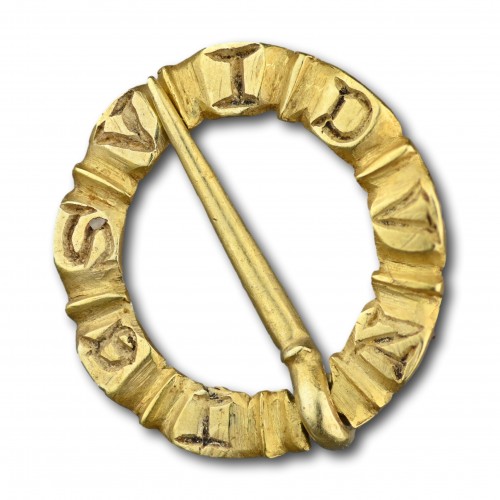 Broche miniature en anneau de dévotion en or, 13e - 14e siècle - Bijouterie, Joaillerie Style 