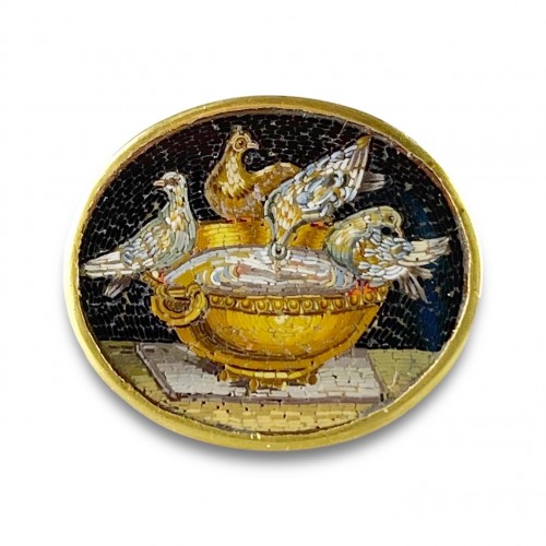 Bague en or sertie d'une micromosaïque des colombes de Pline. Italien, vers 1800.