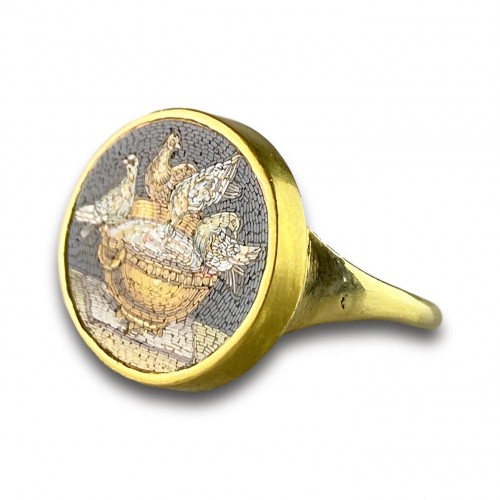 Bague en or sertie d'une micromosaïque des colombes de Pline. Italien, vers 1800. - Bijouterie, Joaillerie Style 