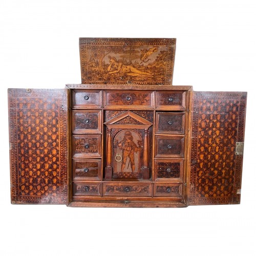 Cabinet de pyrogravure en bois de cyprès. Italie du Nord, fin du 16e siècle