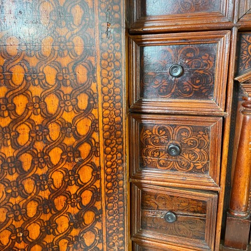 Antiquités - Cabinet de pyrogravure en bois de cyprès. Italie du Nord, fin du 16e siècle