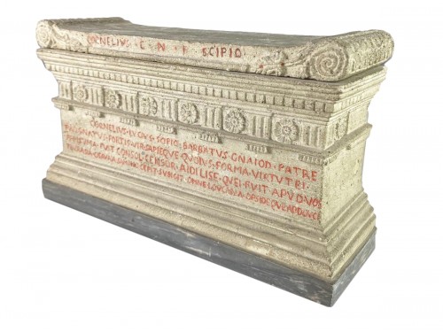 Maquette en pierre de lave d'un tombeau des Scipions. Italien, début du 19e siècle.