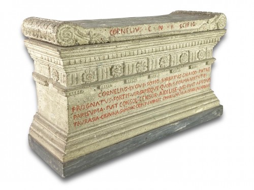 Objets de Curiosité  - Maquette en pierre de lave d'un tombeau des Scipions. Italien, début du 19e siècle.