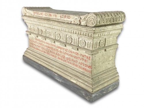  - Maquette en pierre de lave d'un tombeau des Scipions. Italien, début du 19e siècle.