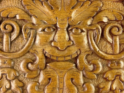 Matériaux & Architecture Boiseries - Paire de panneaux en noyer sculpté de mascarons. Français, fin du 16e siècle.