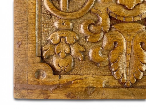 XVIe siècle et avant - Paire de panneaux en noyer sculpté de mascarons. Français, fin du 16e siècle.