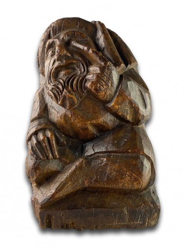 Sculpture  - Corbeau d'un homme assis dans des vêtements à la mode. Nord de la France, 15e siècle.