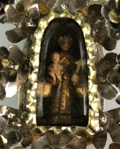 Pendentif de dévotion floral en argent doré, Colonial espagnol fin du 17e siècle. - Art sacré, objets religieux Style 
