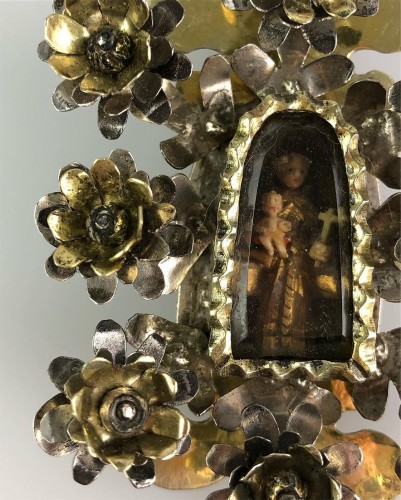 Art sacré, objets religieux  - Pendentif de dévotion floral en argent doré, Colonial espagnol fin du 17e siècle.