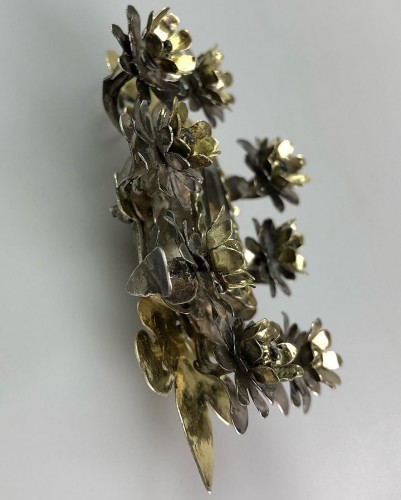 XVIIe siècle - Pendentif de dévotion floral en argent doré, Colonial espagnol fin du 17e siècle.