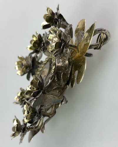 Pendentif de dévotion floral en argent doré, Colonial espagnol fin du 17e siècle. - 