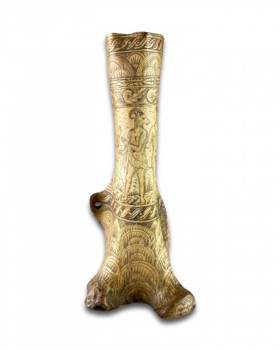 Collections Armes & Souvenirs Historiques - Flacon de poudre de bois gravé de figures mythiques - Allemagne 17e siècle