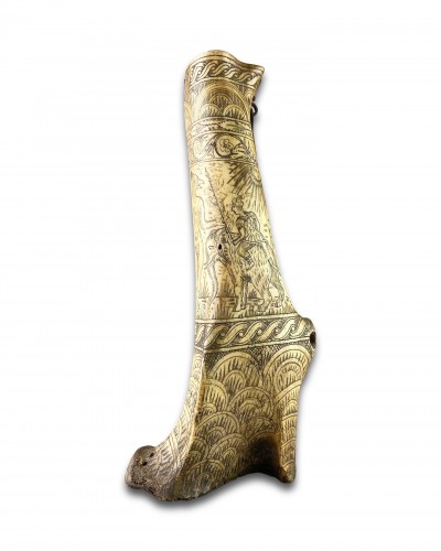 Flacon de poudre de bois gravé de figures mythiques - Allemagne 17e siècle - 
