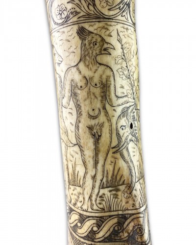 Antiquités - Flacon de poudre de bois gravé de figures mythiques - Allemagne 17e siècle