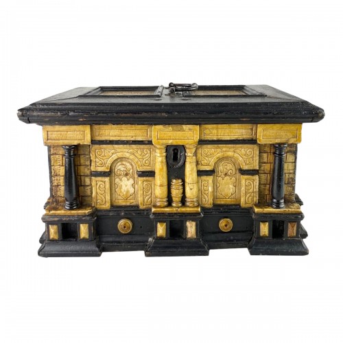 Coffre-fort en albâtre doré et poirier noirci. Malines XVIIe siècle