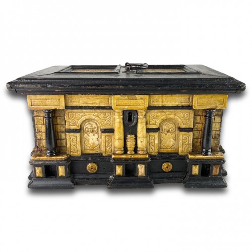 Coffre-fort en albâtre doré et poirier noirci. Malines XVIIe siècle - 